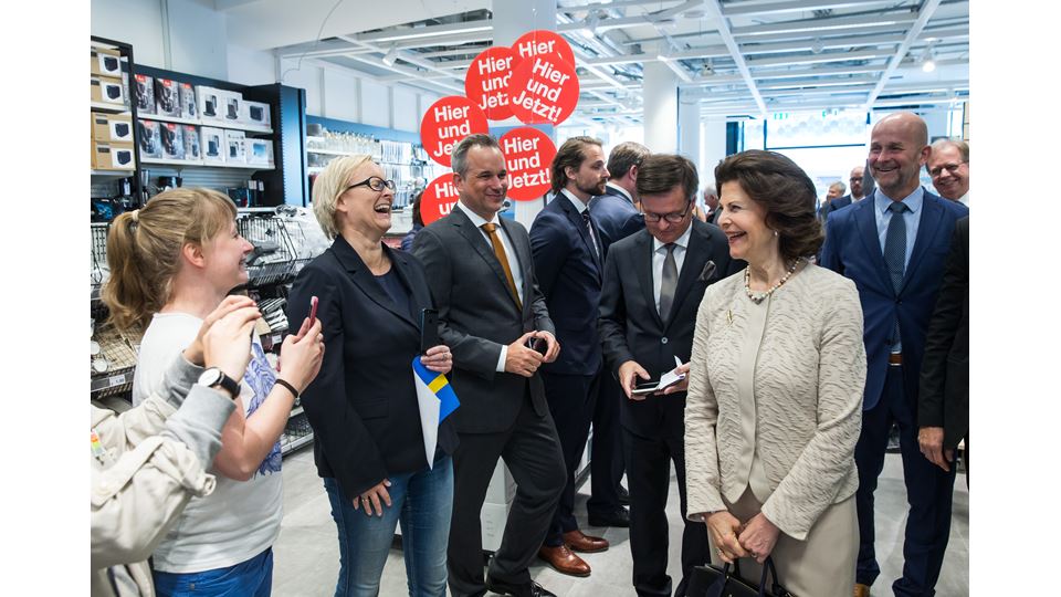 H.M. Queen Silvia and customers at Clas Ohlson