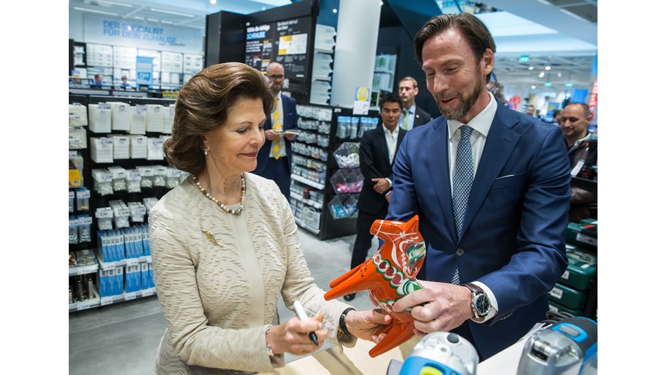 H.M. Queen Silvia and Klas Balkow, President and CEO of Clas Ohlson