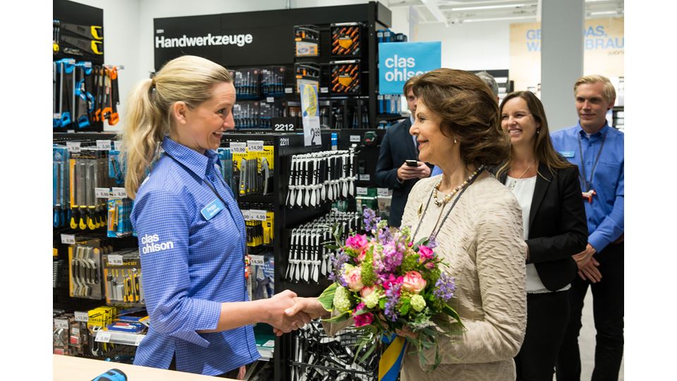 H.M. Queen Silvia and store manager Peggy Fleischer